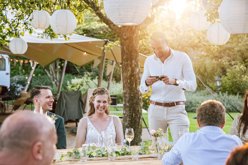 Bruiloft diner lange tafels
