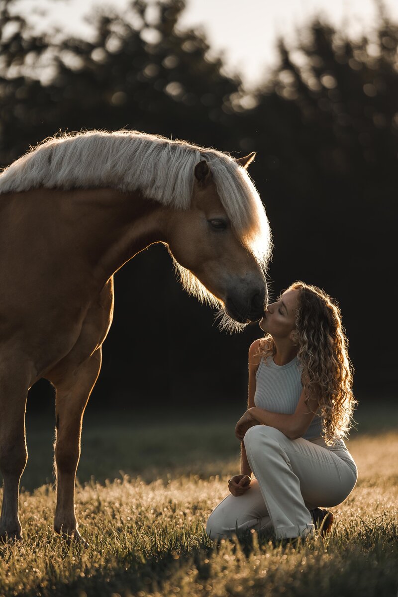 Jij voelt je zelfverzekerd, sterk, vrouwelijk, sexy en er is een aangename sfeer. Samen gaan wij voor echte momenten tussen jou en jouw paard, gewoon zoals jullie zijn. De connectie tussen mens en dier is mooi en belangrijk, die kun je op deze manier vereeuwigen.