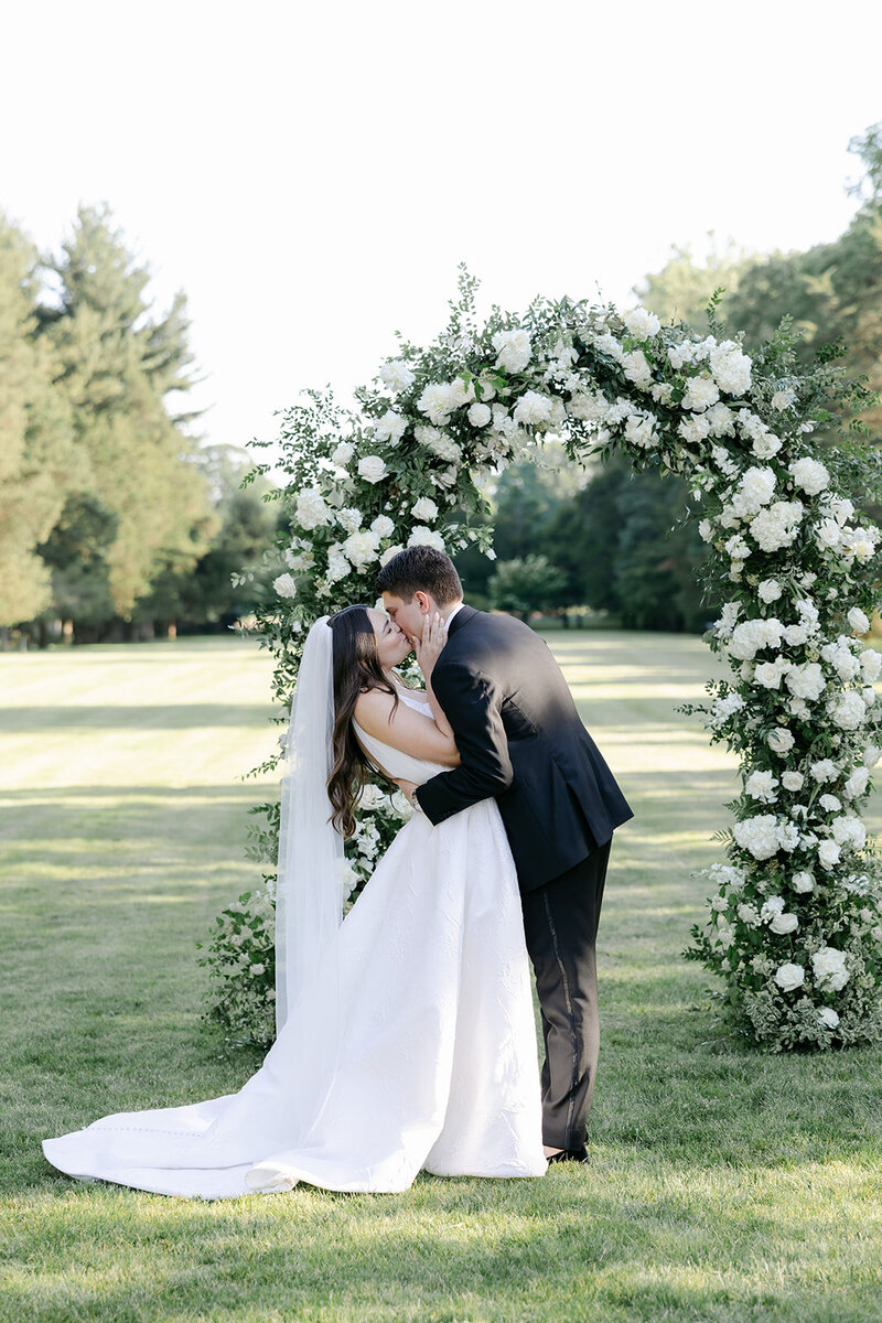 first-kiss-outdoor-wedding-connecticut