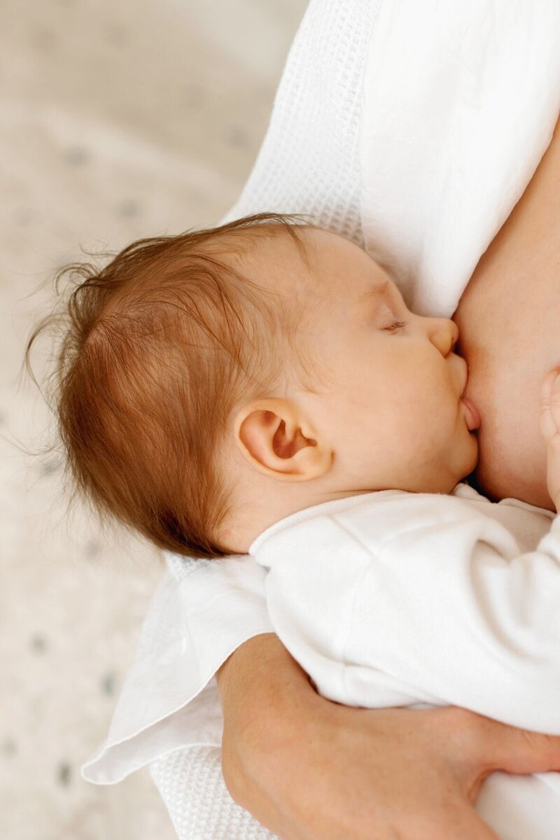 bebe-qui-tete-allaitement-2