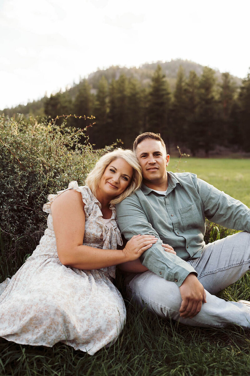 Husband-and-wife-sitting-down-in-the-grass-field-Rachel-murray-photography