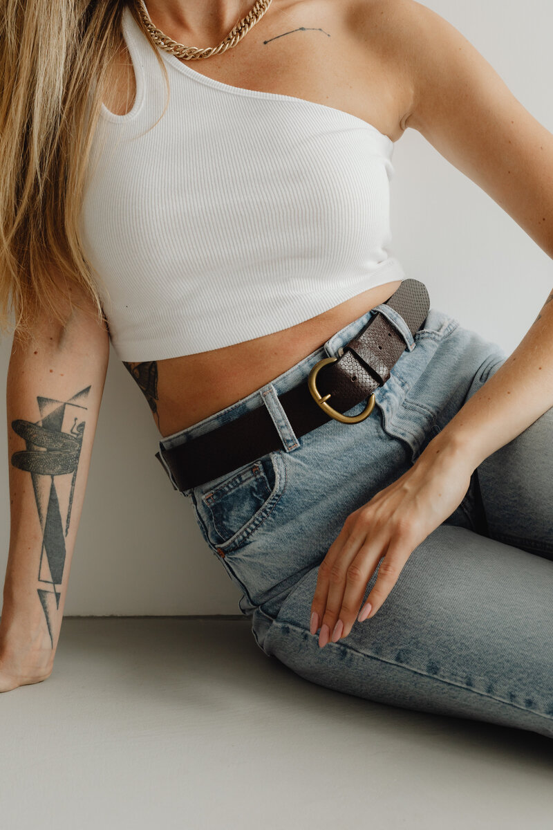 kaboompics_stylish-woman-in-high-waisted-wide-leg-jeans-27752