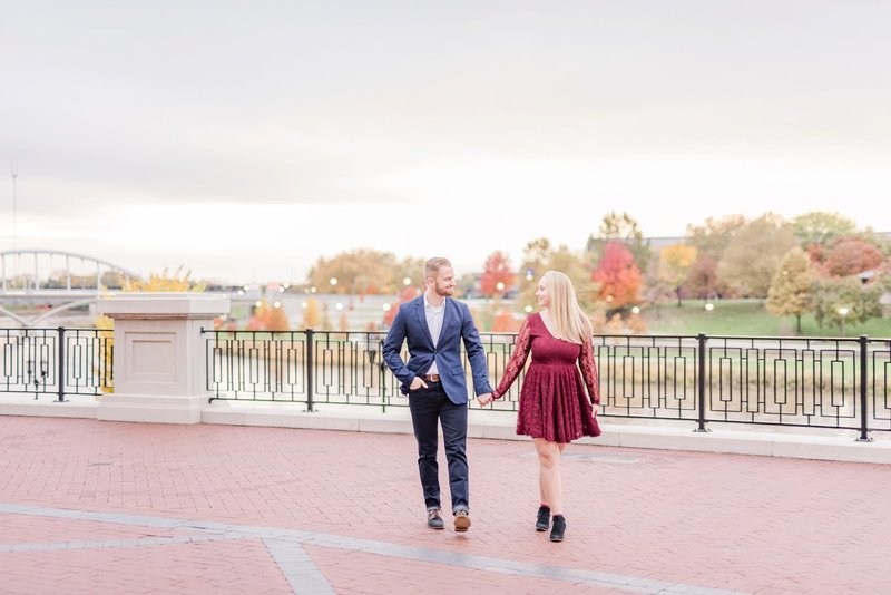 downtown-columbus-ohio-fall-engagement-photos-at-the-scioto-mile_1151