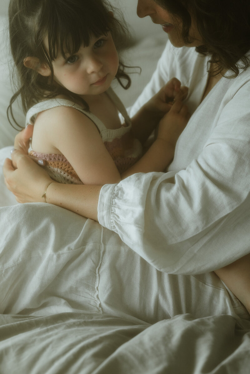 Fotograaf Herentals, intiem, mama, dochter, authentiek, moody, gezin, mommy and me-9