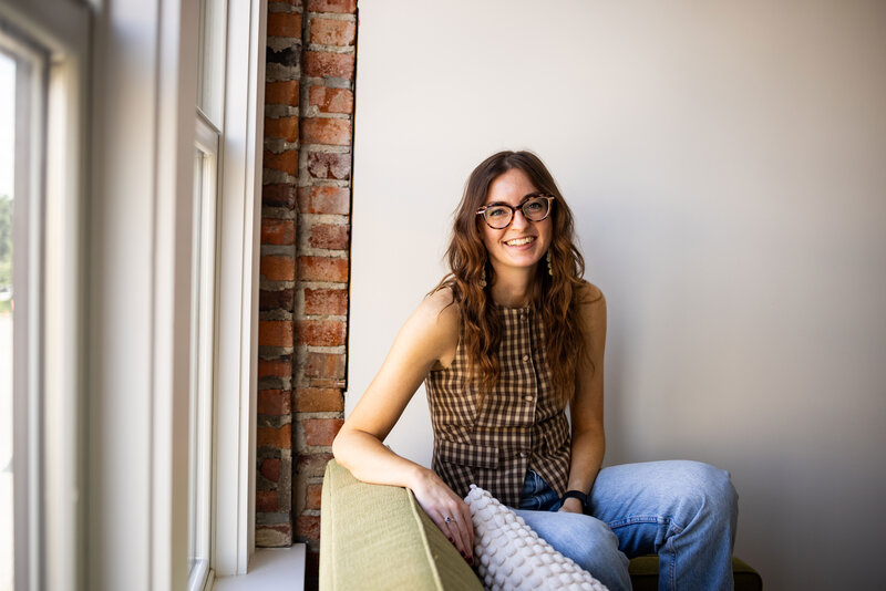 Therapist offering couples counseling in Kansas City during a session
