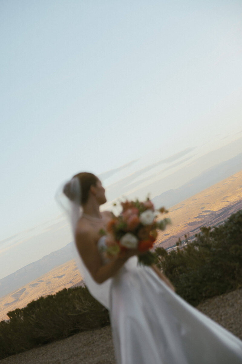 Full-service Arizona wedding planner creating modern outdoor ceremony