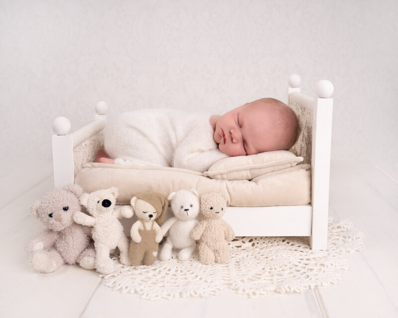 Nyfødt baby sover godt åpå en nyfødtfotografering. Studio Oppegård. Favner og kunder fra Asker,Bærum, kolbotn og ski.