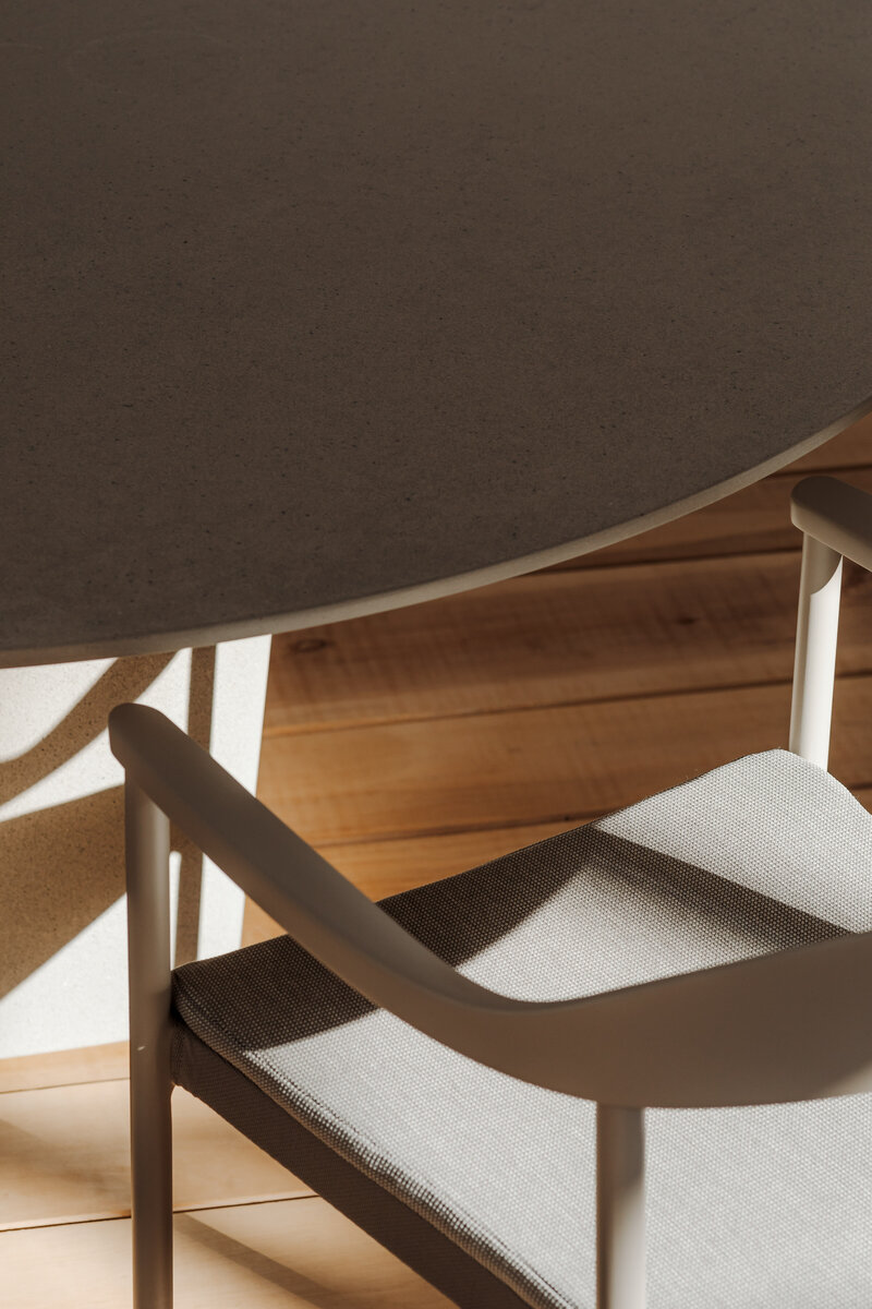 kaboompics_soft-light-casting-shadows-on-a-curved-modern-dining-chair-37007