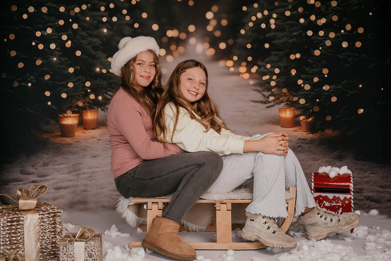 Gezinsmoment met kinderen tijdens zwangerschapsshoot in studio Leukfotografie