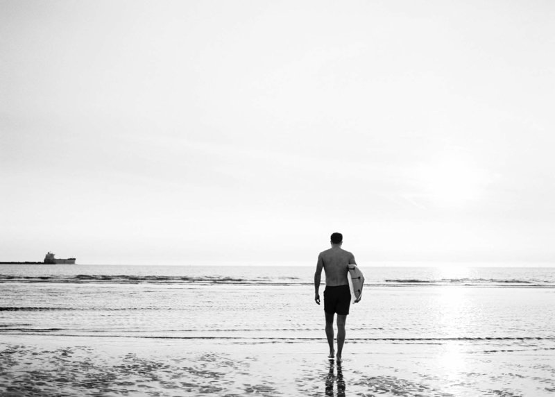 Surfer-couple-film-photography-adventurous-at-the-beach-surfs-up8