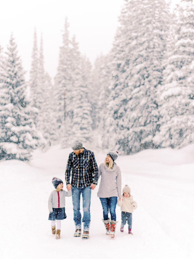 Family of 4 Christmas Card photoshoot in snowy Breckenridge, Colorado