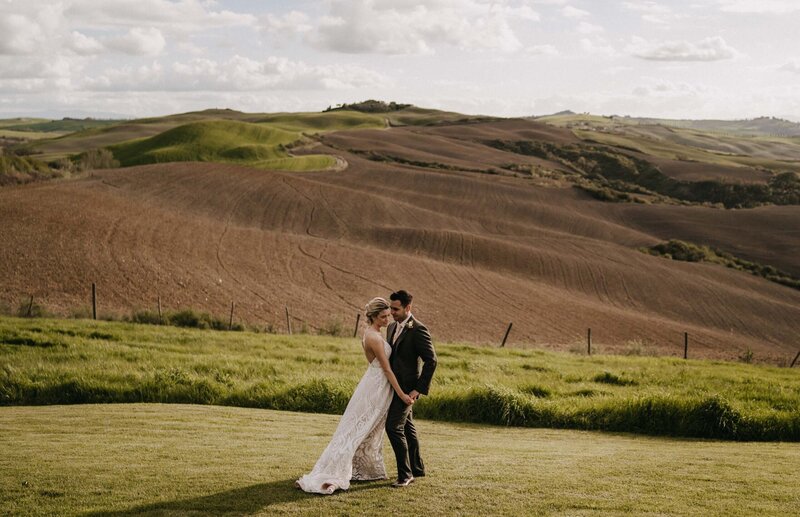 bride and groom in tuscany the lazy olive villa