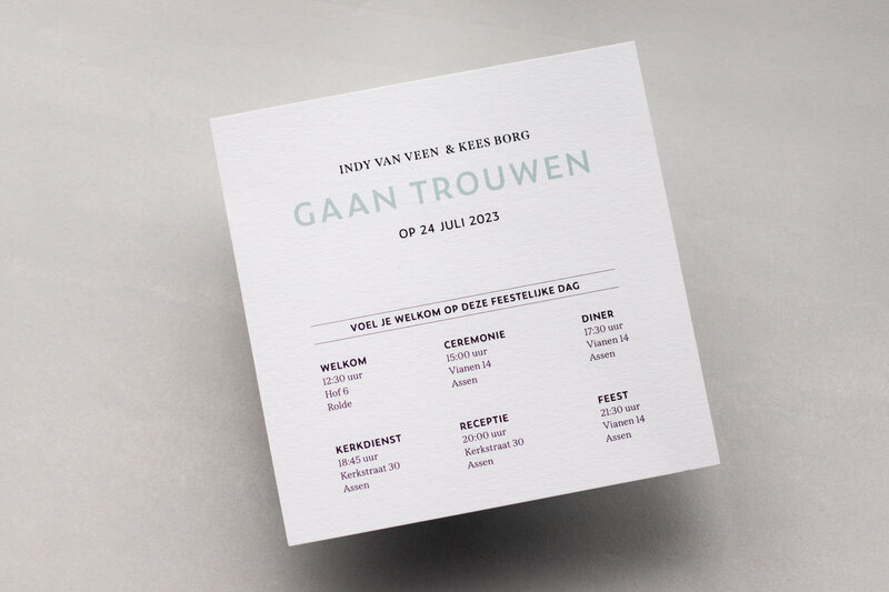 Stijlvolle en tijdloze trouwkaart als pakketje bestaande uit meerdere luxe kaarten inclusief rosékoperfolie
