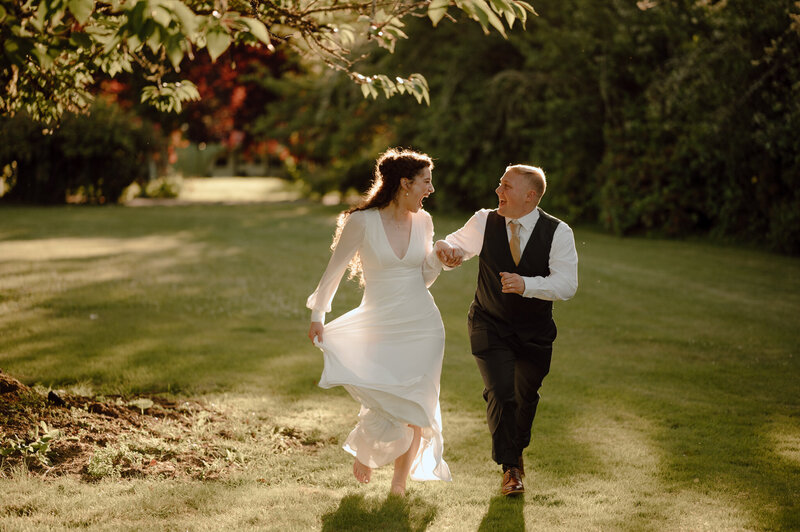 bride holding bouquet