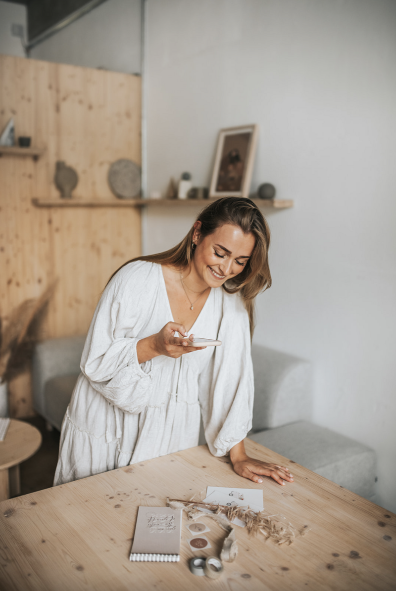 Tessa bei der Herstellung von Content Creation