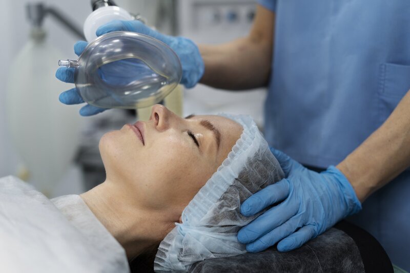 nurse-putting-oxygen-mask-patient