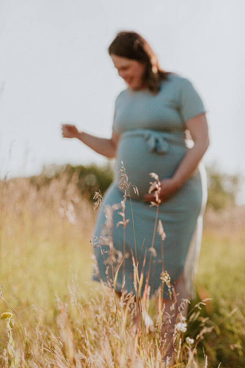 golden hour maternity portraits at Assiniboine Forest 