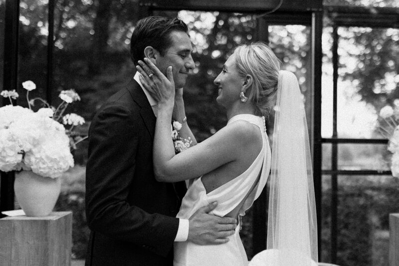 ceremonie bij tuin de lage oorsprong editorial wedding met verfijnde details door hanna wursten