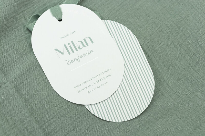 Ovaal-geboortekaartje-met-kleine-streepjes-en-strik-Milan-21