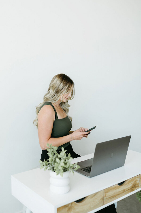 HoneyBook Pro Karly Whitaker Consulting with a client on which of her HoneyBook services would deliver the best results and experience for their workflow.