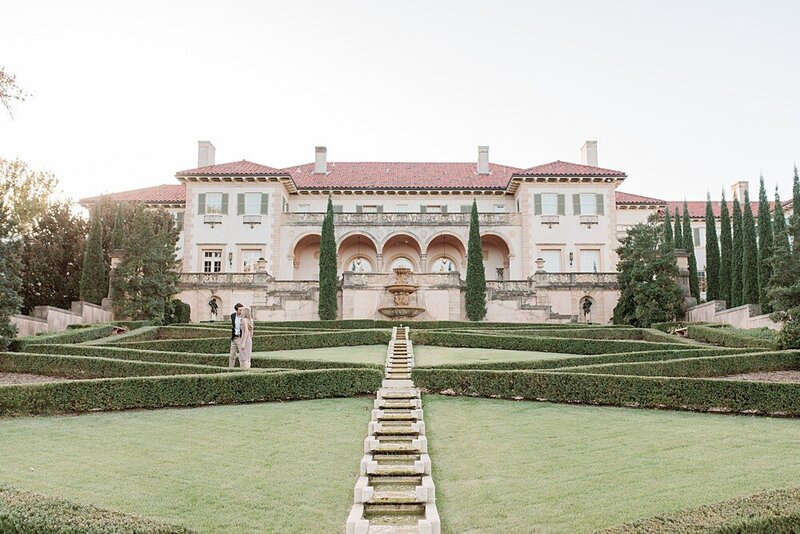tulsa-wedding-photographer-engagement-session-at-the-philbrook-museum-laura-eddy-photography_0028