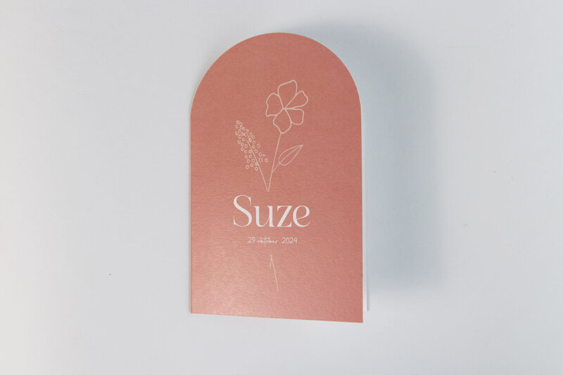 Roze-halfrond-geboortekaartje-met-bloem-Suze-6