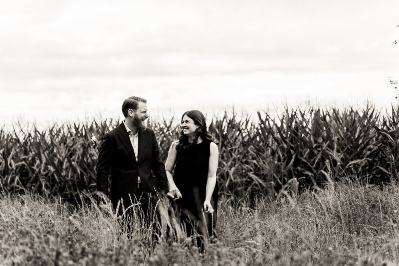 Jongen zit met zijn hond in het gras