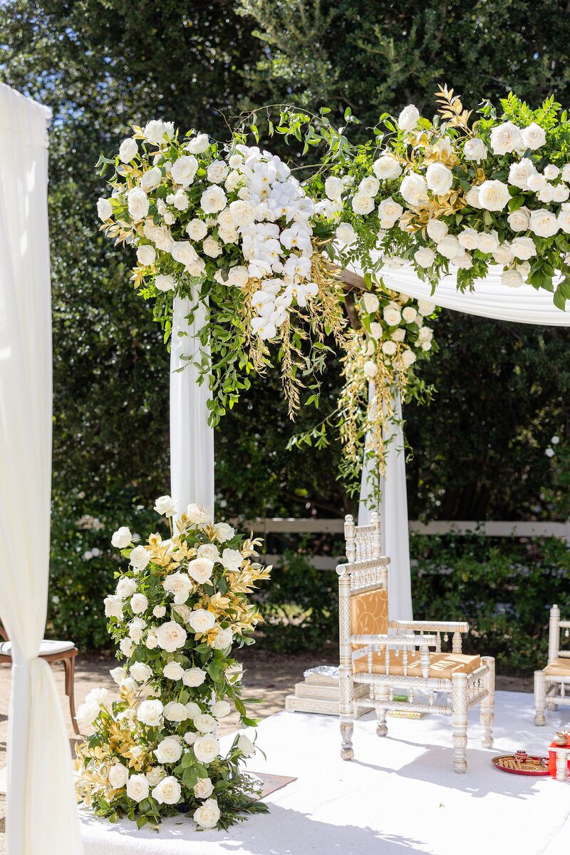 luxury-california-wedding-ceremony-flowers-0003