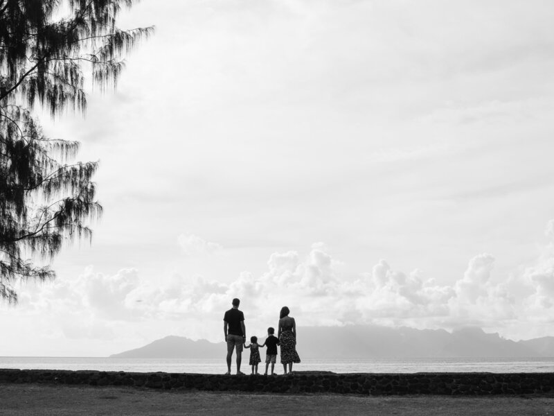 Silhouette de famille dans le paysage, en noir et blanc