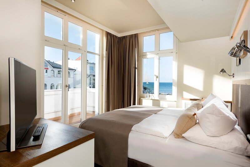 Schlafzimmer mit Ausblick eines Zimmers im LOOEV Hotel.