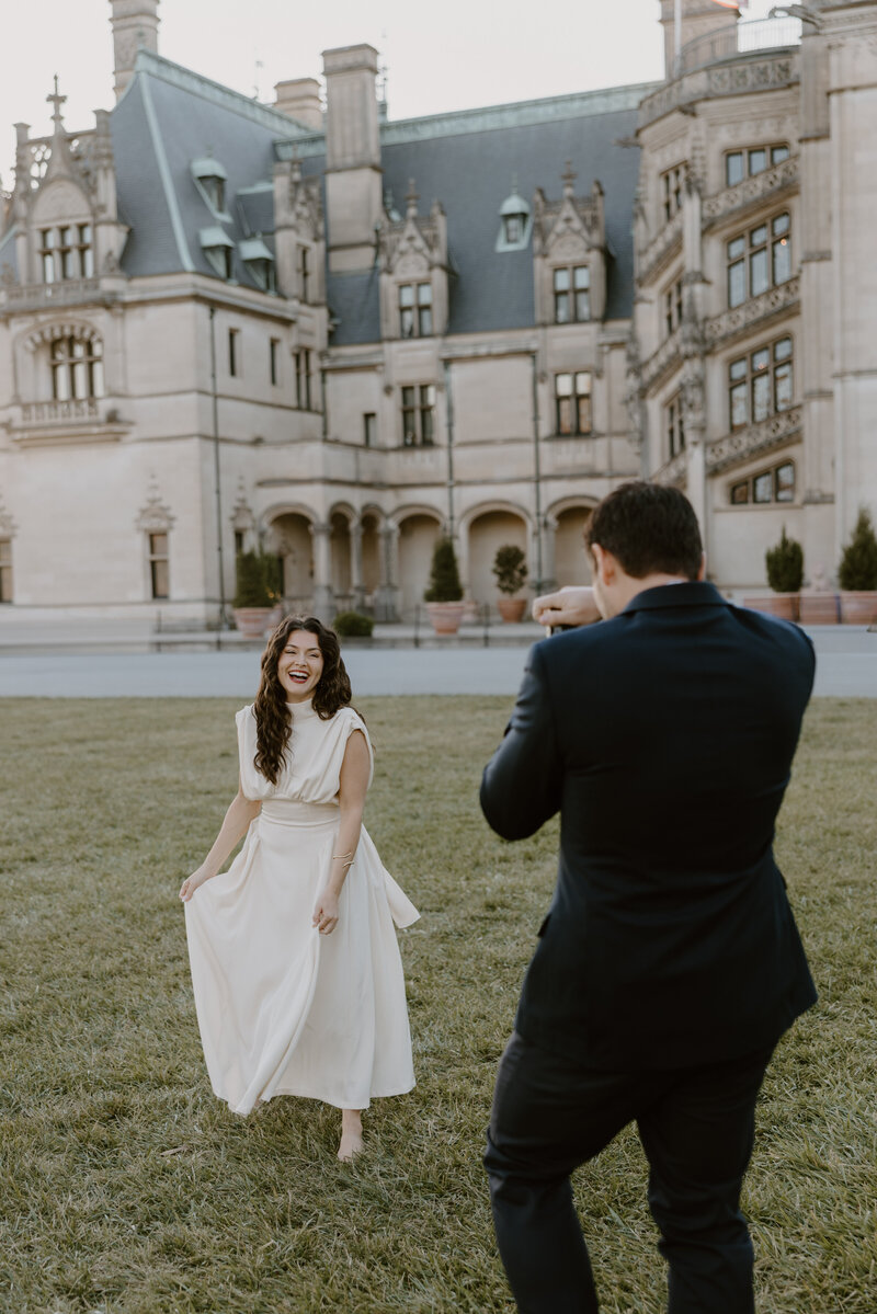 Couples photoshoot on the front lawn at biltmore estate