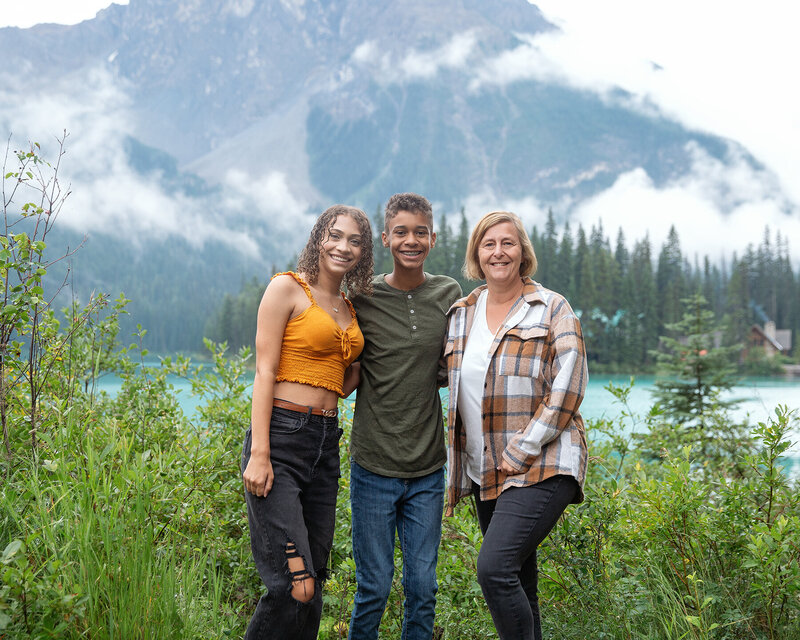 picture of woman and 2 teenagers