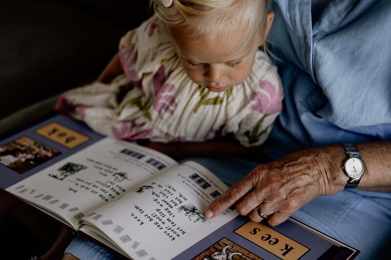 Jong kleinkind en oma lezen een boekje