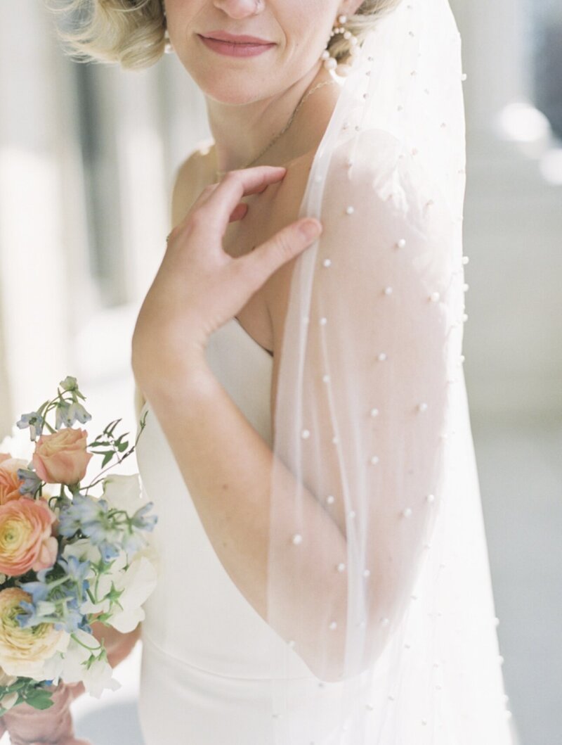 Indiana_Michigan_Wedding Planner_Hotel Carmichael_Carmel Indiana_Wedding Day Editorial_Veil_Bridal Fashion_Bouquet_Bride
