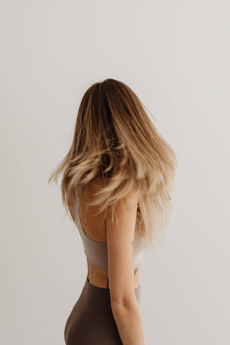 kaboompics_young-adult-woman-long-blonde-hair-yoga-or-fitness-outfit-28633