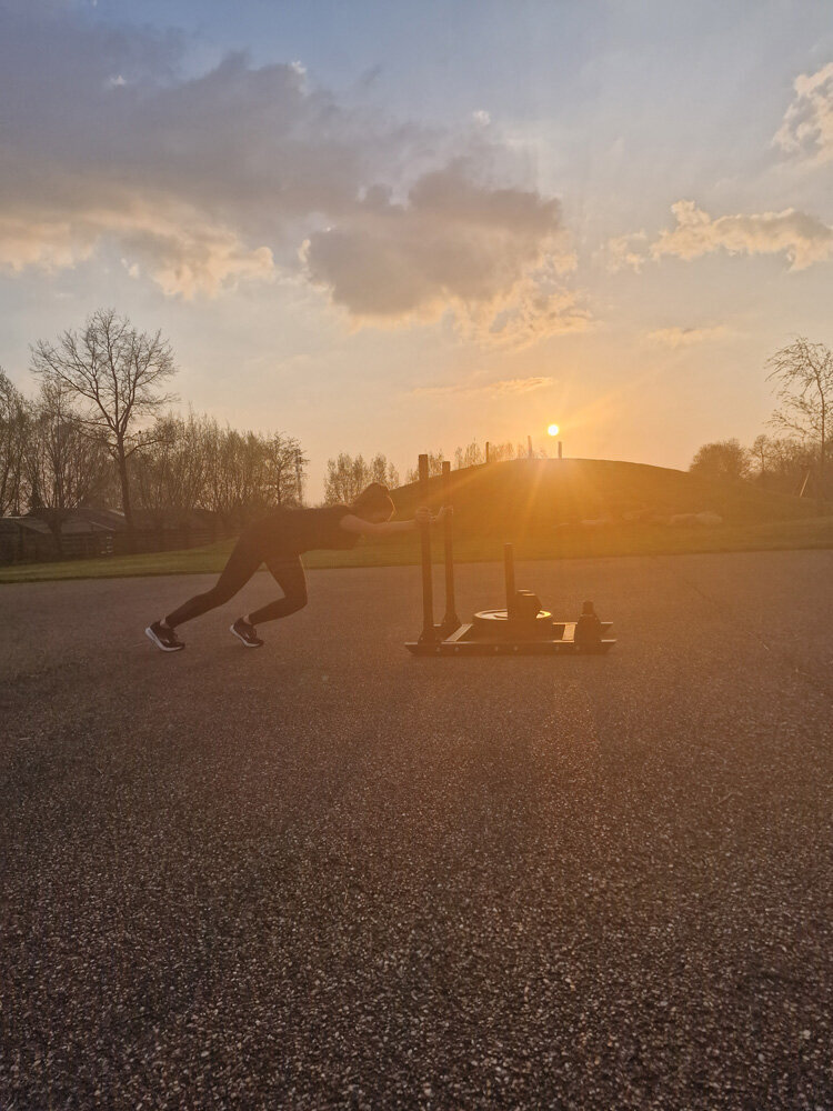 Trainen met zonsondergang bij Outdoor Functional Fitness