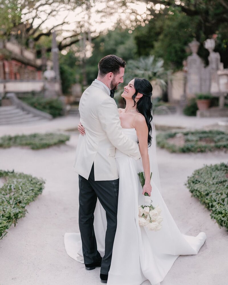 Miami wedding photographers image of couple in the garden