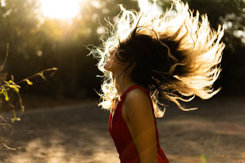 Femme cheveux volants au soleil