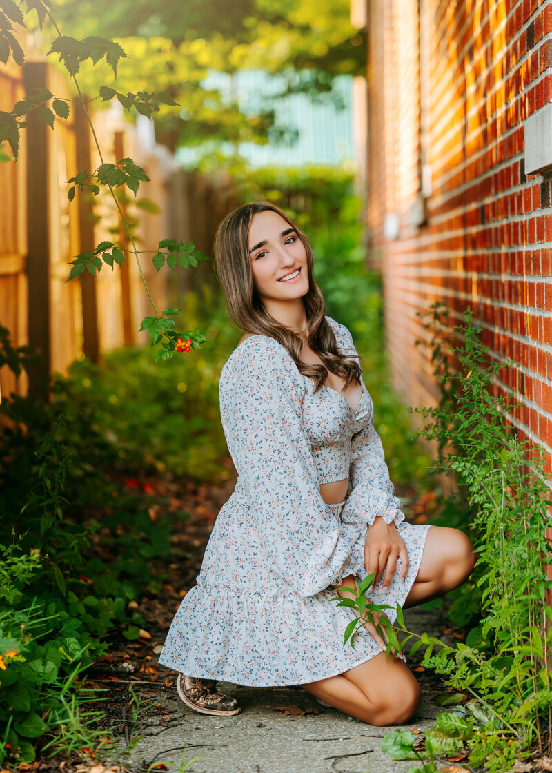 senior portraits in alley way