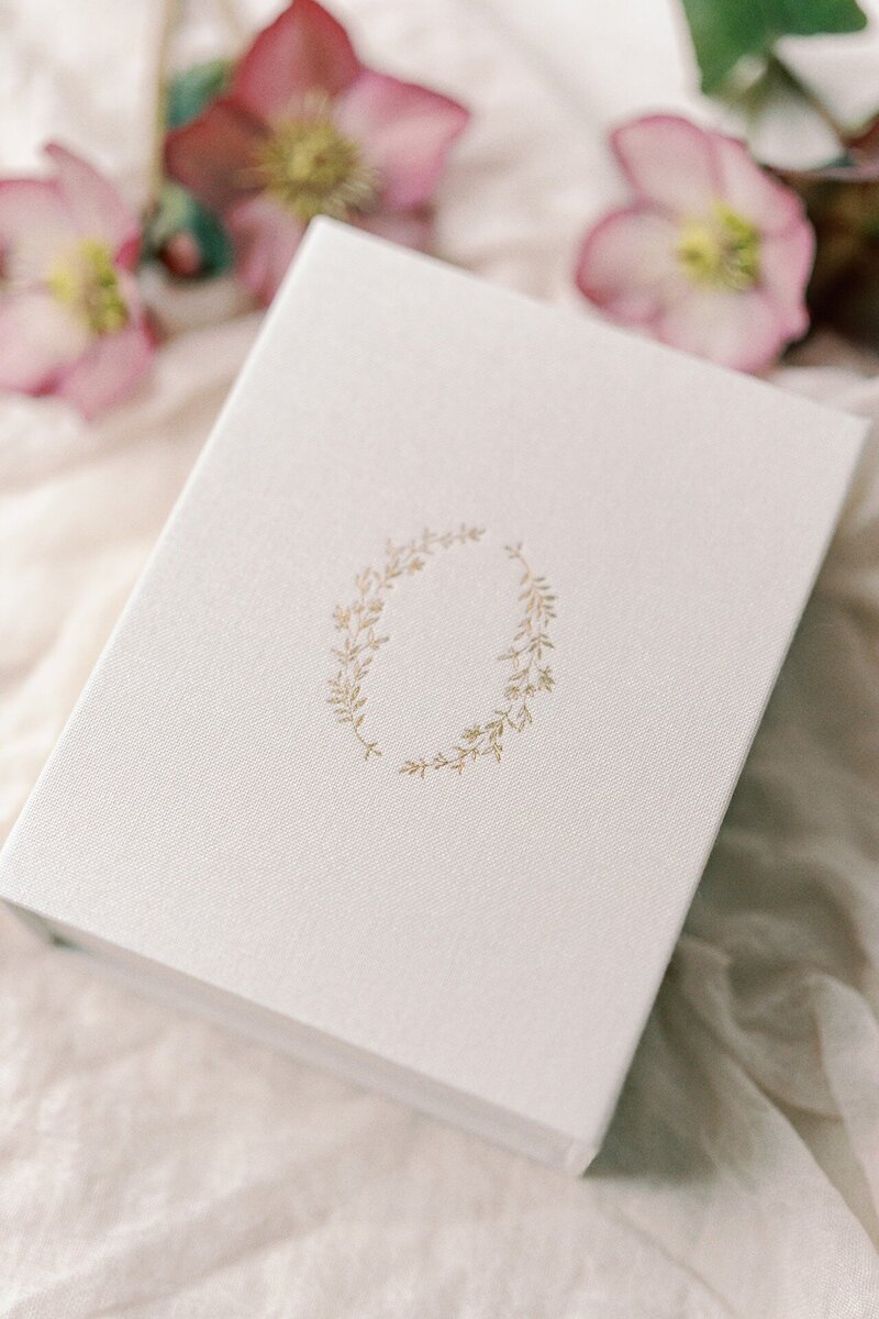 cream-linen-print-box-with-floral-frame