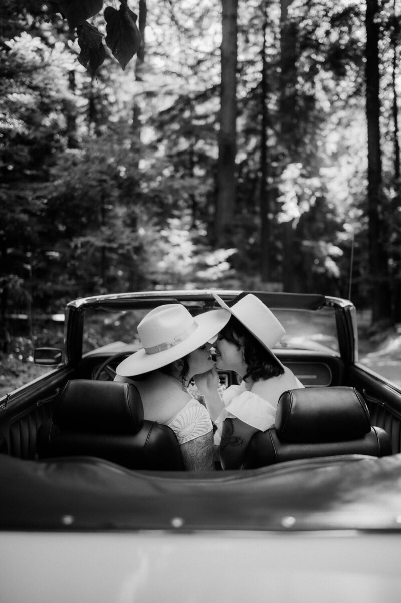 Elopement Photography, black and white image of couple kissing in getaway car