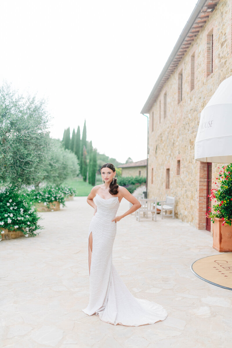 MorganeBallPhotography-Wedding-Tuscany-TheClubHouse-LovelyInstants-04-WeddingDinner-bride-lq-3-4908