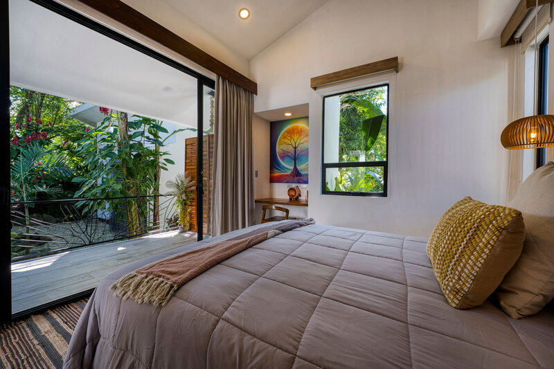 Luxury Queen suites - Queen bed private bathroom - deck -- Synergy (1)