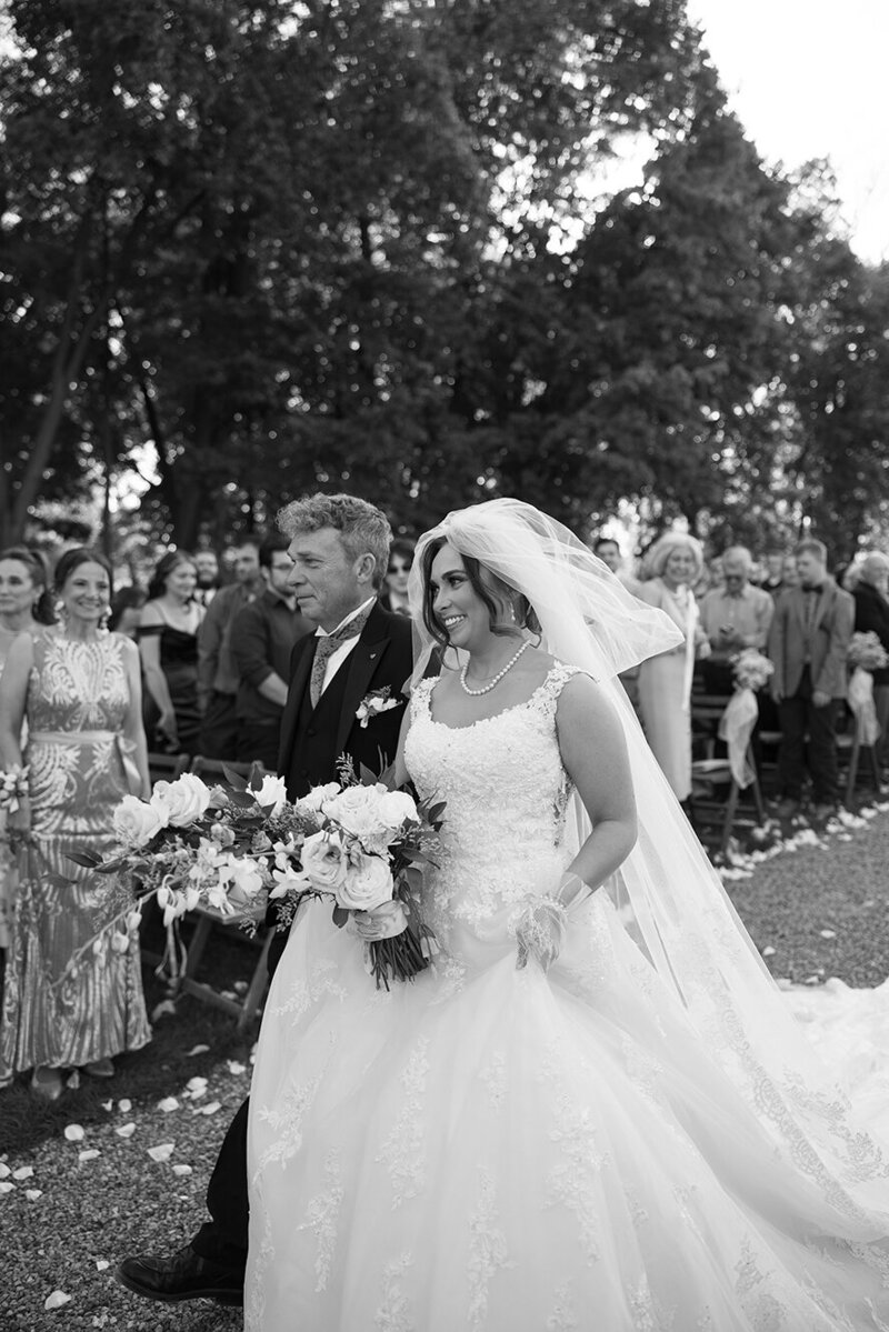 bride-walking-with-father-to-groom-emily-snyder-photography-texas-destinations