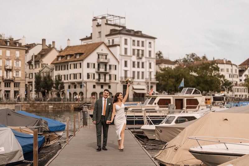 Ein verliebtes Hochzeitspaar teilt einen intimen Moment im Garten, die Braut hält einen wunderschönen Blumenstrauss. Authentische und ungestellte Hochzeitsfotografie von Stories by Jane, die die romantische Atmosphäre und die Liebe eures besonderen Tages einfängt.