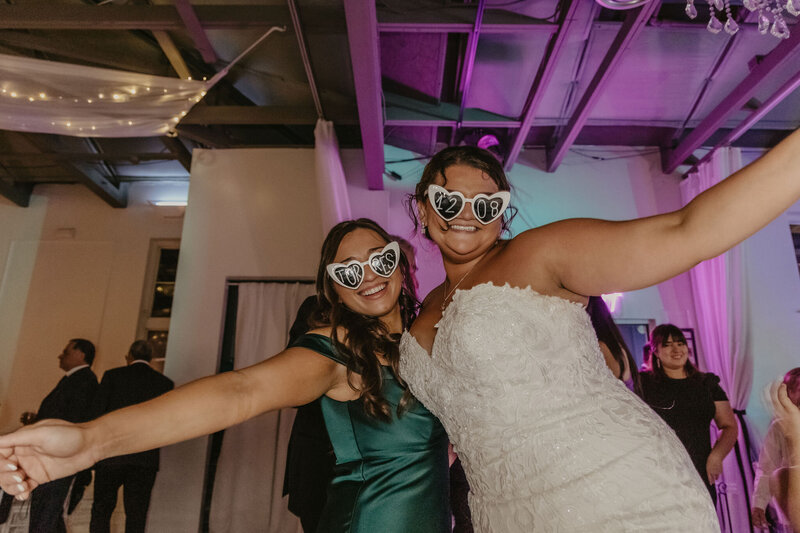 Bride & groom dancing at their the middle of dance floor | Lesner Inn  Wedding  in Virginia Beach