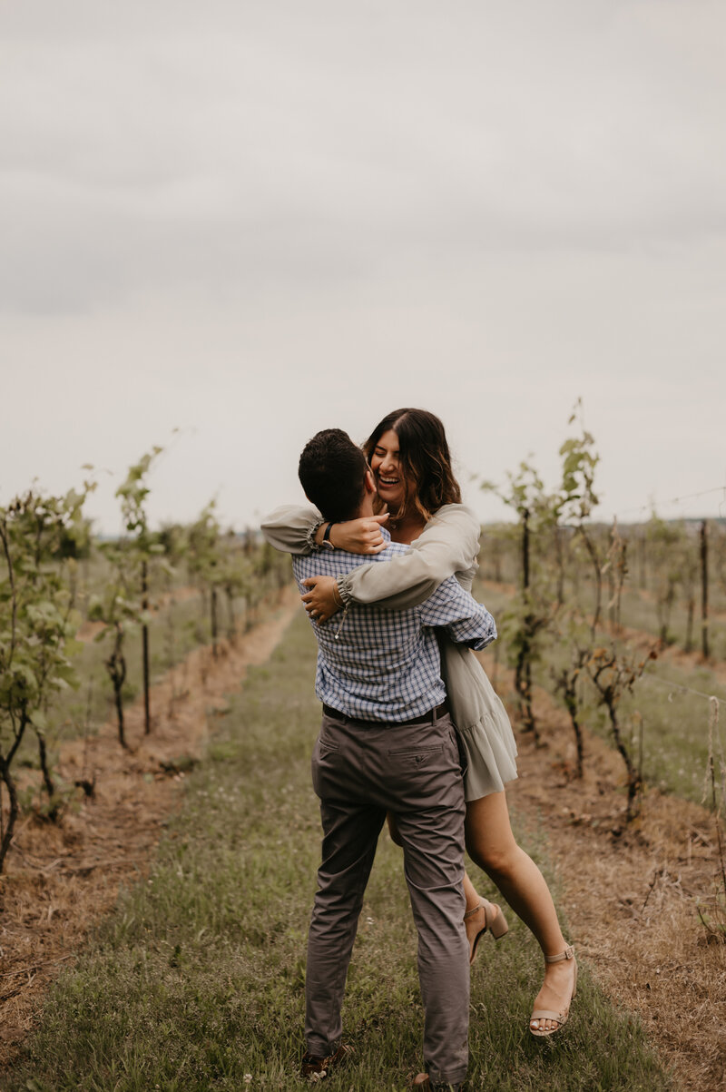 engagement photos in Toronto vineyard