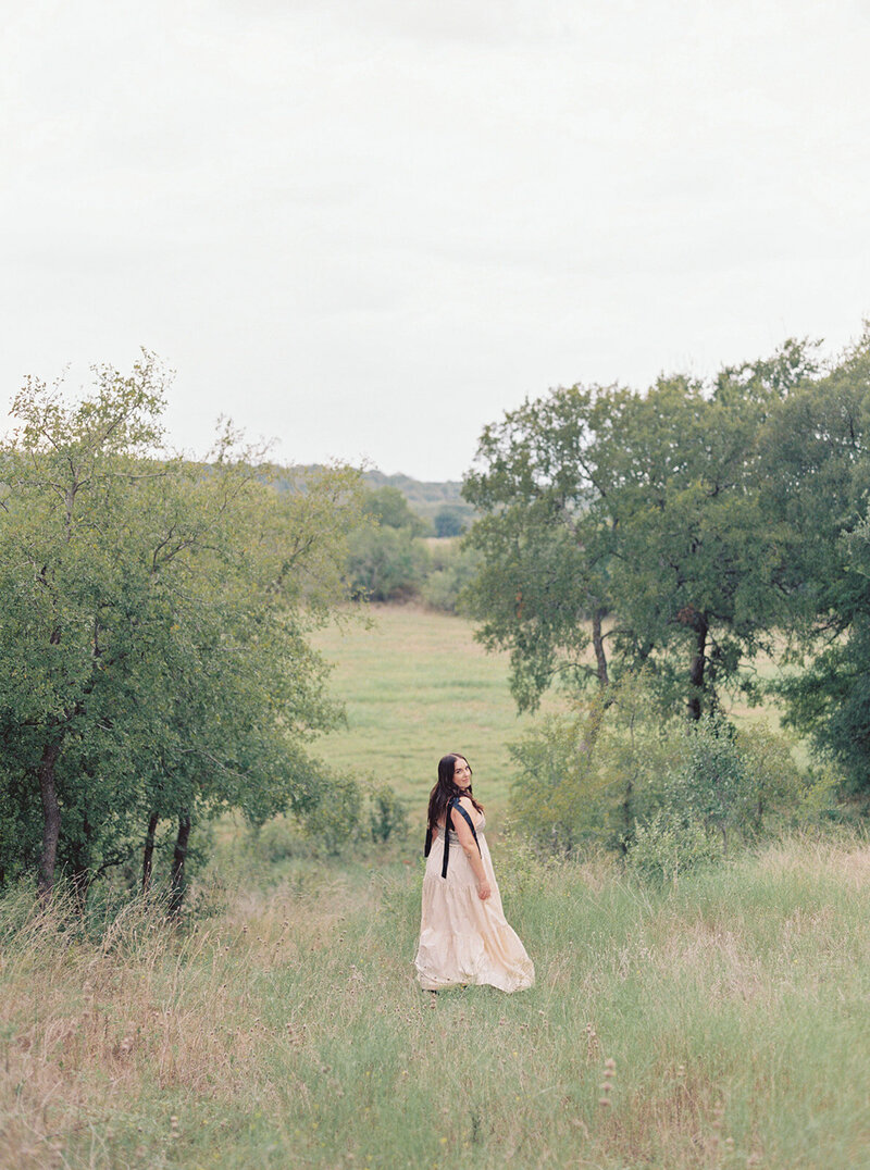 Mikaela Kahn live wedding vocalist standing in a field