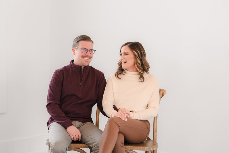 carriage-house-lac-la-belle-engagement-winter-the-paper-elephant-0013