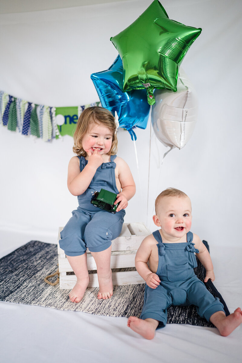 family photographer first birthday cake smash boy and girl